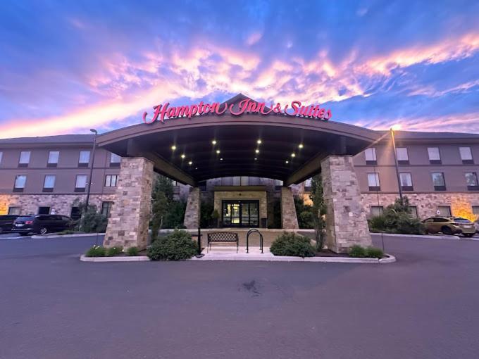 Hampton Inn & Suites Bend Exterior photo